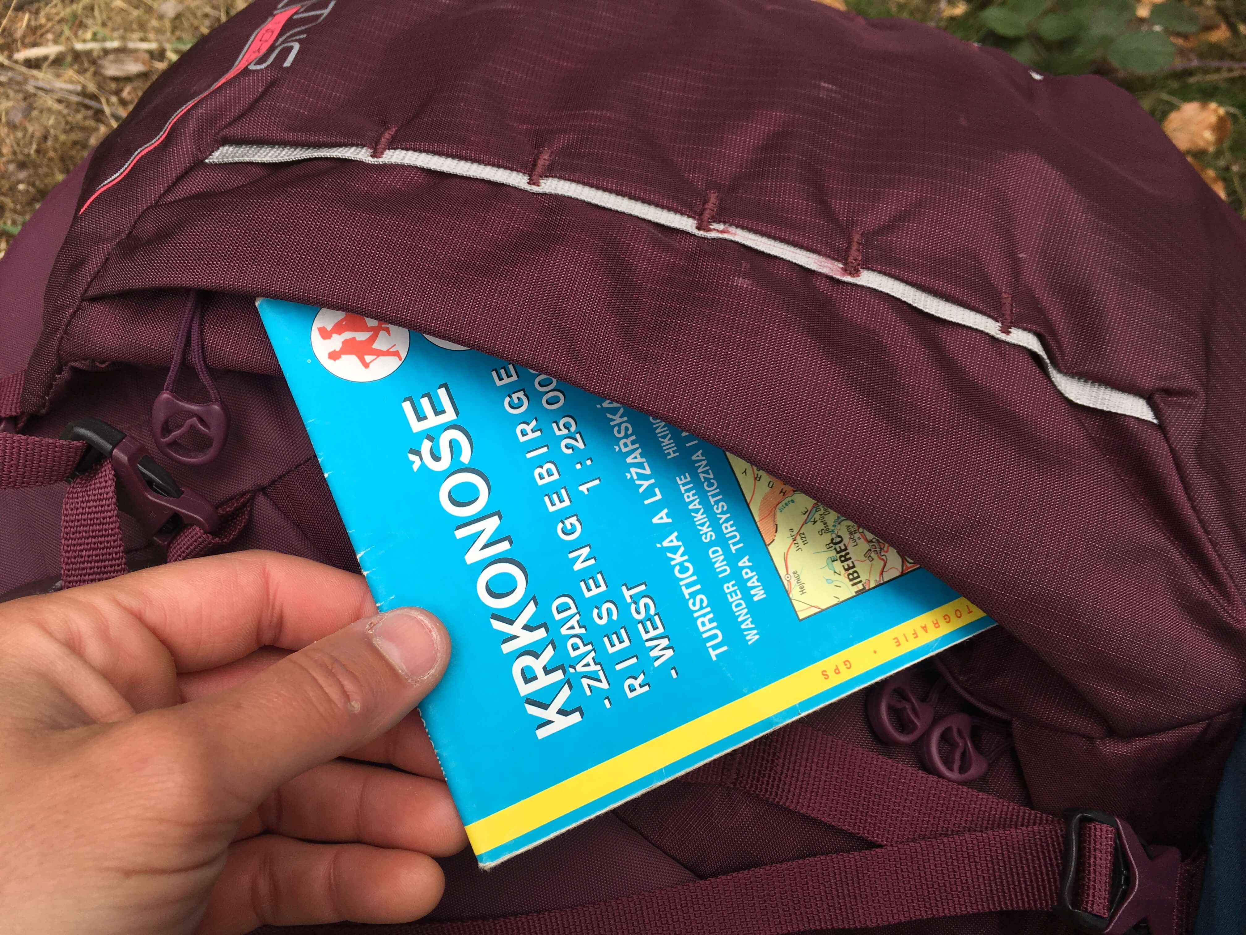 Kapsička na zip v přední části batohu.