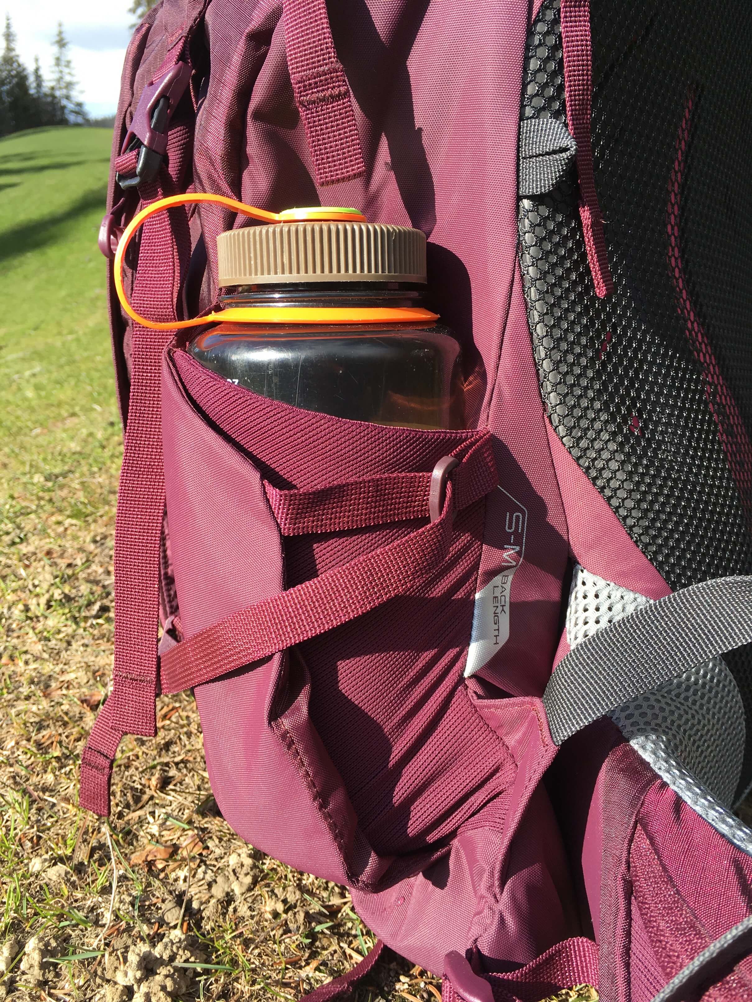 Kapsy po stranách se dají využít na další zásobu vody.