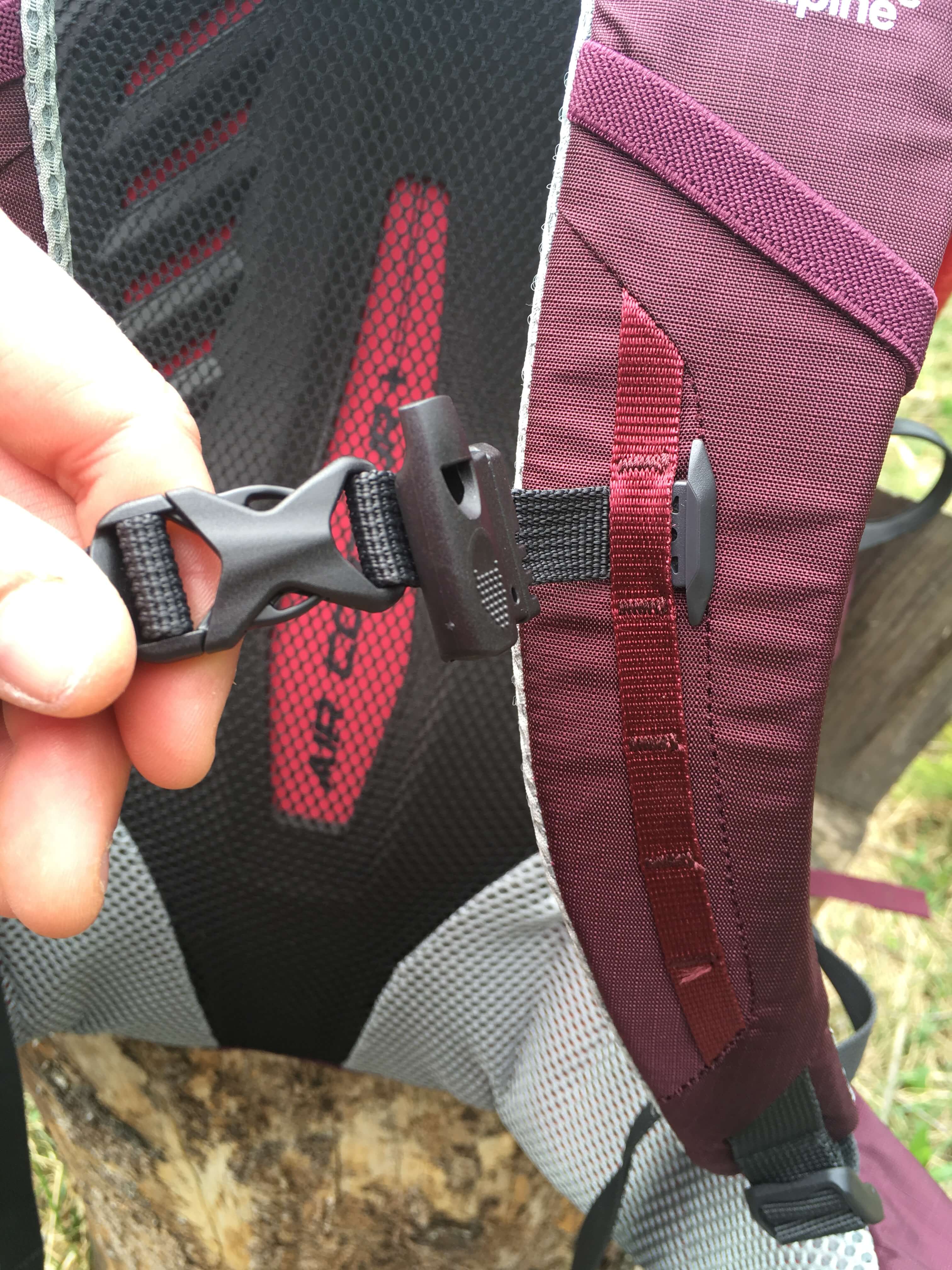 Píšťalka na prsním popruhu.