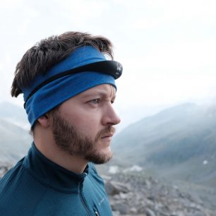 Detail umístění čelovky Knog Bandicoot.