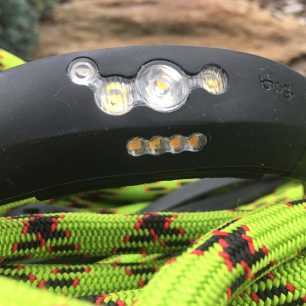 Detail čtecích LED diod čelovky Knog Bandicoot.