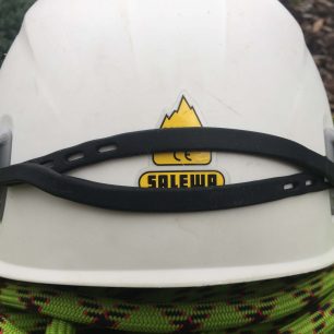 Detail upínání čelovky Knog Bandicoot.