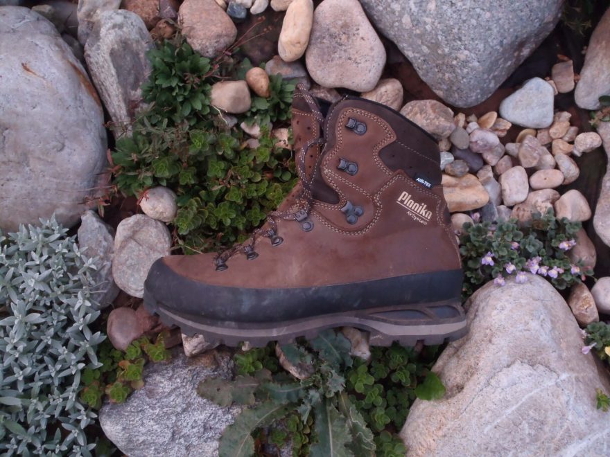 Z vnější strany boty PLANIKA MANGART AVS MEN AIR není žádný šev.