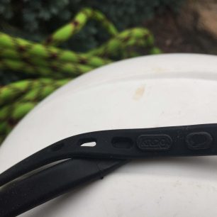 Detail upínání na jedné straně čelovky Knog Bandicoot.