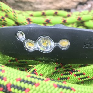 Pohled na LED diody čelovky Knog Bandicoot.