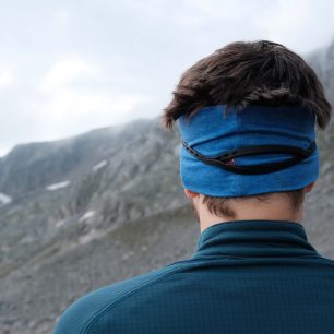 Detailní upnutí čelovky Knog Bandicoot.