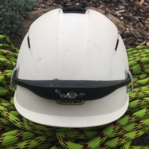 Instalace čelovky Knog Bandicoot na helmu