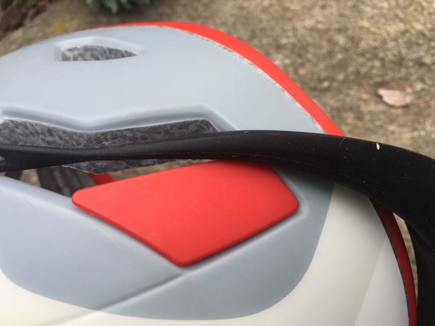 Na některé helmy čelovku Knog Bandicoot upnete jenom ztěží.