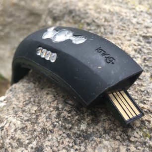 Nabíjení čelovky Knog Bandicoot jde i bez drátů.