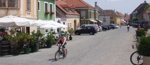 Na kole vinicemi Köszegu