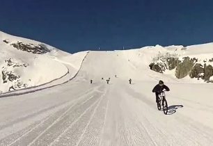 Šílené sjezdy na ledovci v Saas Fee