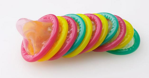 Jak rozdělat oheň kondomem? Jeden z čtenářů už to ví a vyhrál 3000 Kč!