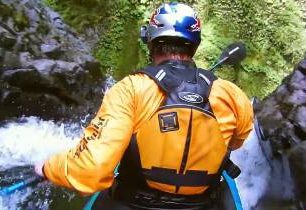 Záběry ze šíleného skoku vodopádu na dvojkajaku