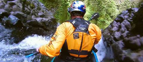 Záběry ze šíleného skoku vodopádu na dvojkajaku