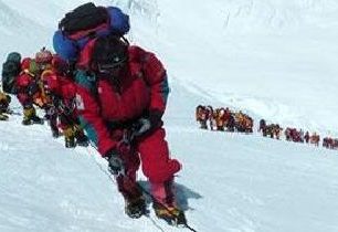 Přeplněný Everest. Fronta 600 lidí šokovala profesionály