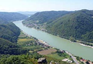 Vinice, starobylé vesnice i středověké hrady, aneb na kole vinařskou oblastí Wachau