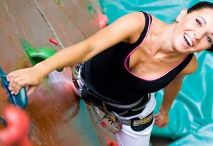 LEZTE, ALE PŘEŽIJTE: zdarma kurzy bezpečného lezení na lezeckých stěnách po celé ČR