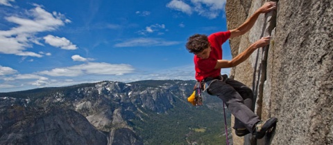 Čtyři cesty o obtížnosti 7b – 8a za 16 hodin? To je Alex Honnold!