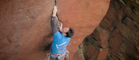 6a v obyčejných teniskách a boulder za V4 s jednou rukou + VIDEO