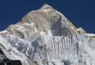 Himálajská sezóna má svůj první úspěšný výstup a také tragédii