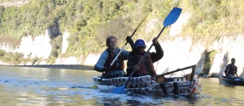 Studentská jízda na lodi z PET lahví + VIDEO