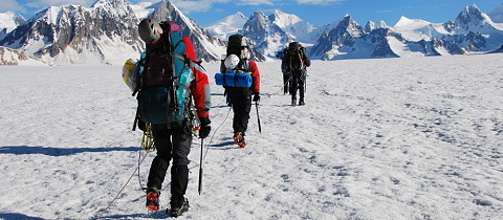 Vyčerpávající přechod přes ledovec Biafo Hispar uprostřed pákistánského Karákóramu