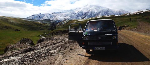 VIDEO: Když si dva nadšenci vezmou dodávku a kola a objedou Asii!