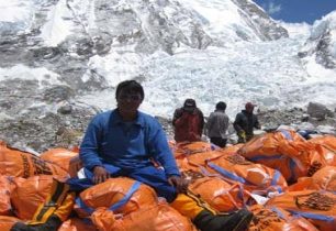 Chcete na Everest? Jen když z hory snesete 8 kg odpadků! + VIDEO