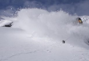 Neposední lyžaři vzali útokem čerstvý prašan! + VIDEO