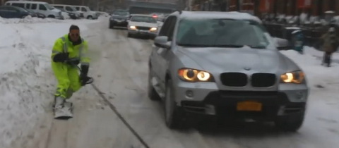 Po zasněžených ulicích New Yorku na snowboardu + VIDEO