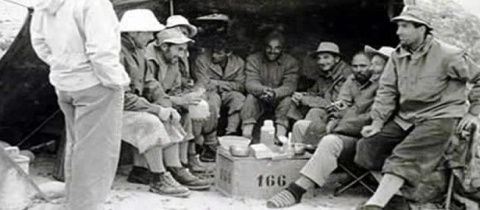 Rok 1954, K2, bivak ve výšce 8100 metrů a teplota -50°C, přesto byl Bonatti křivě obviněn více než 50 let