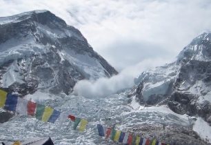 Horolezce na Everestu smetla lavina: 6 mrtvých, 9 pohřešovaných