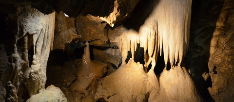 Severomoravské jeskyně Na Pomezí lákají na bělostnou krápníkovou výzdobu