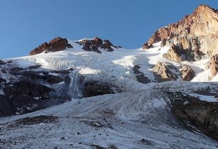 Pád do ledovcové trhliny pod Kazbekem