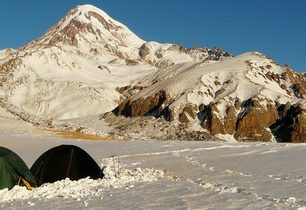 Sněhem a ledem na třetí nejvyšší gruzínský vrchol Kazbek (5033 m)
