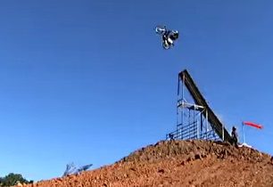 Na motorce až do oblak ... a pak zase dolů! + VIDEO