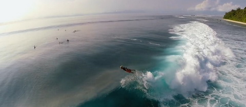 Surfování v rajské Indonésii pohledem mořského dravce