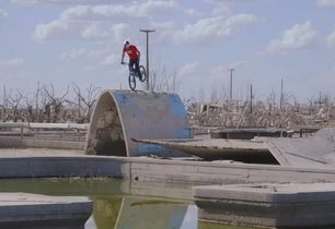 Freestyle projížďka na kole po známém městě duchů