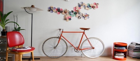 Jak co nejúsporněji zavěsit kolo v místnosti?