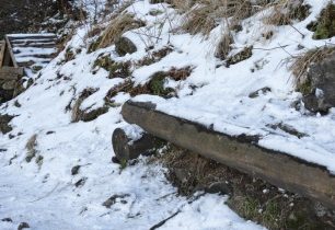 Odpočívadlo a studánka v jednom na svazích hory Smrk