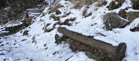 Odpočívadlo a studánka v jednom na svazích hory Smrk