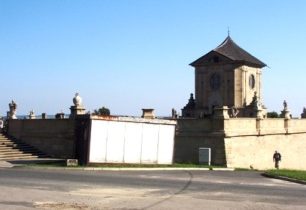 Od unikátního hřbitova přes zbytky středověkého hradu k Baťově dálnici