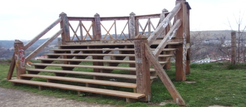 Za výhledem na nejmenší rozhlednu v Praze