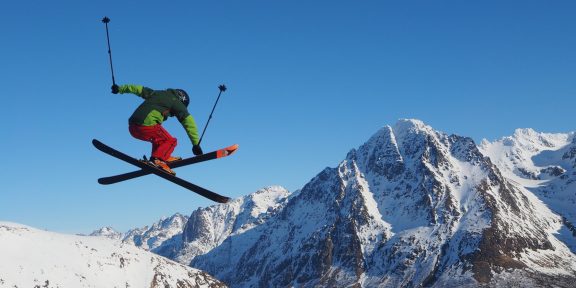 Pekelně vysoké štíty obehnané temně modrými fjordy – freeride na norských Lofotech