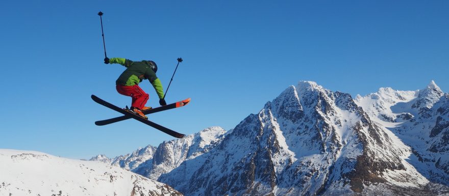 Pekelně vysoké štíty obehnané temně modrými fjordy – freeride na norských Lofotech