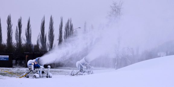 Na dostihovém závodišti v Chuchli se zasněžuje. Bude se tu opět lyžovat?