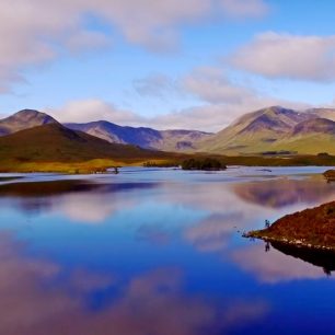 Ptačí perspektiva norských, skotských a islandých hor vám vyrazí dech