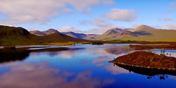 Ptačí perspektiva norských, skotských a islandých hor vám vyrazí dech