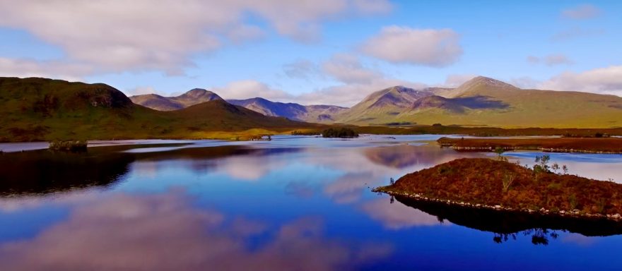 Ptačí perspektiva norských, skotských a islandých hor vám vyrazí dech