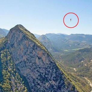 Světový rekord: Dvacetiletý Čech přešel kilometr nad údolím po popruhu